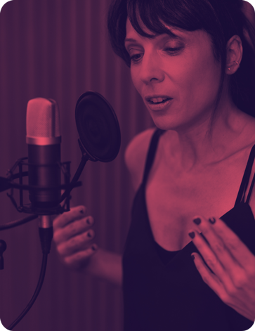 Chloé enregistrant voix off